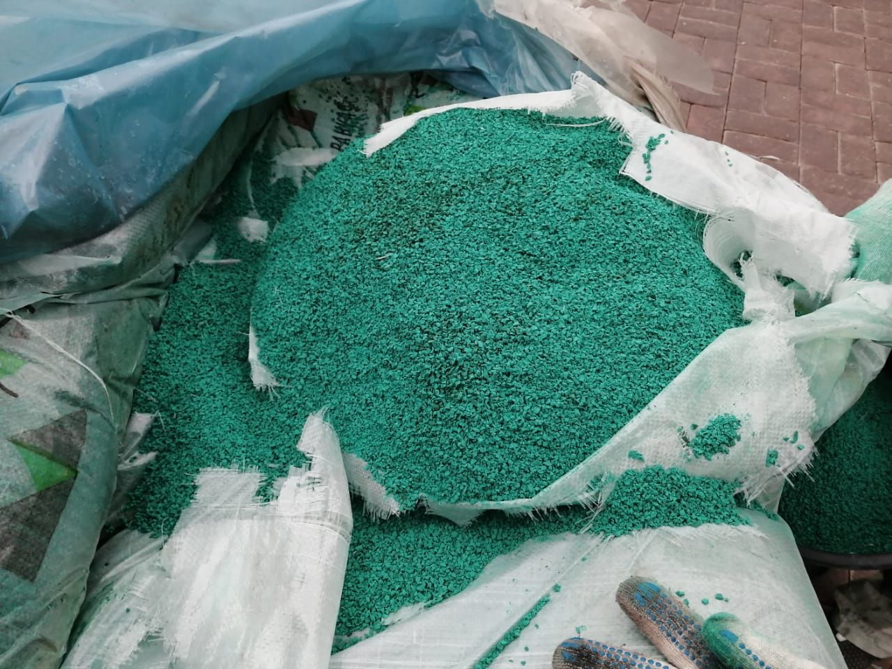 Каучуковая ЭПДМ крошка бирюзового цвета